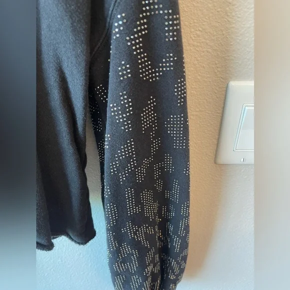 3/$20 Black Cropped Top - Picture 3 of 3